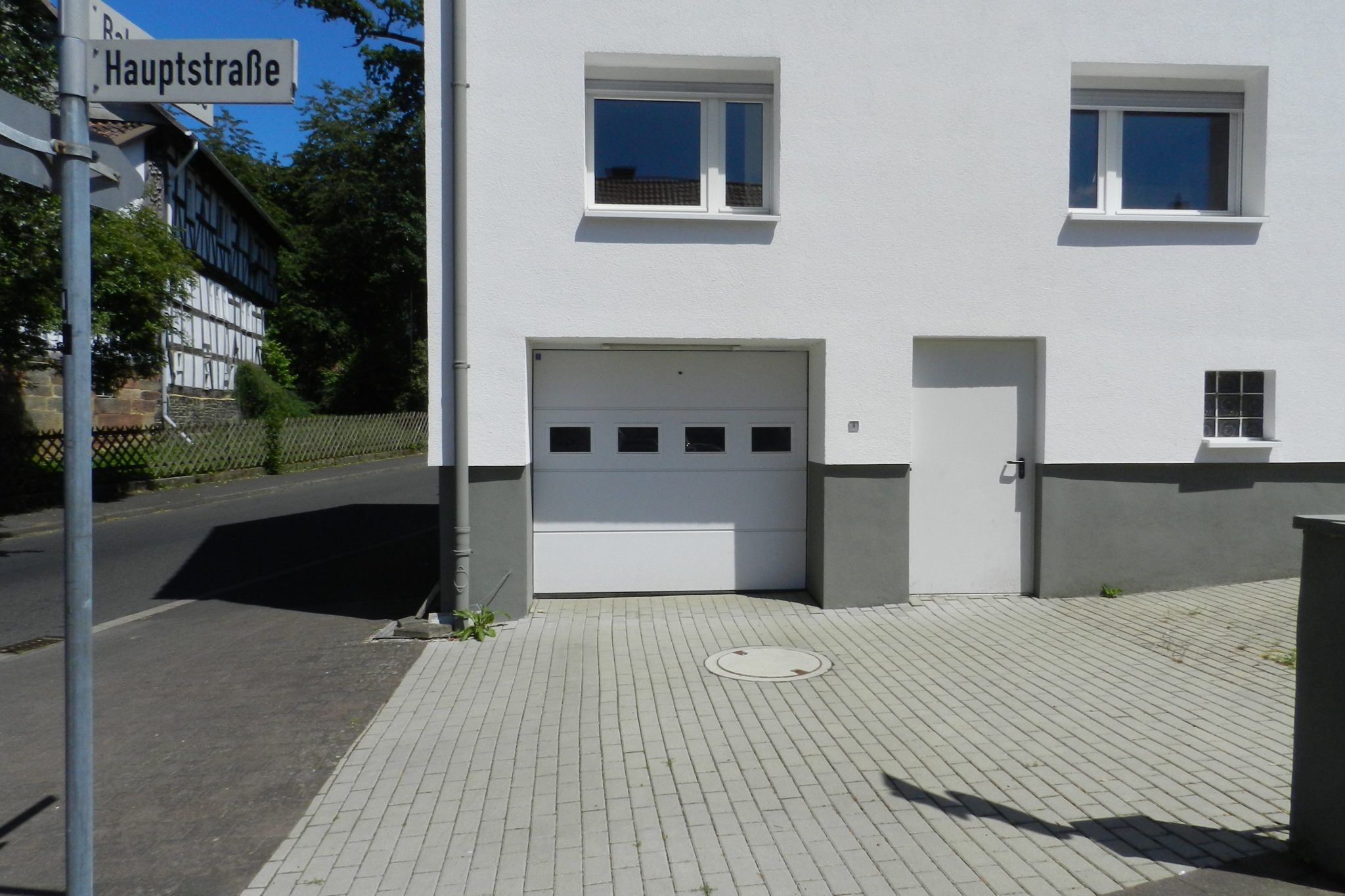 König Immobilien GmbH - Immobilienangebot - Homberg - Einfamilienhaus - Saniertes Einfamilienhaus mit Garage und Balkon! KEINE KÄUFERPROVISION