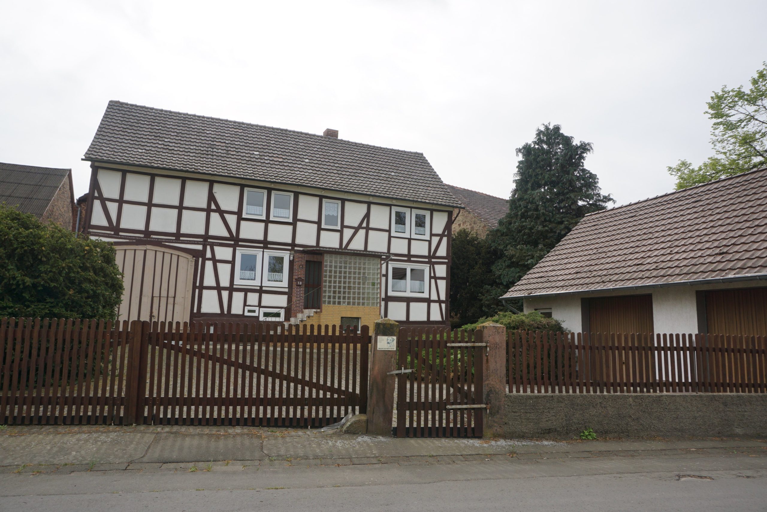 001KurzHofansicht König Immobilien GmbH - Immobilienangebot - Borken - Bauernhaus - Nette Familie für Bauernhaus in schöner und ruhiger Naturlage gesucht! Keine Käuferprovision!