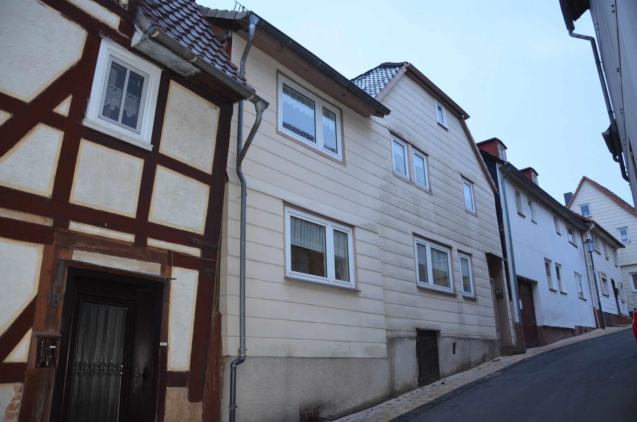 König Immobilien GmbH - Immobilienangebot - Schwalmstadt - Einfamilienhaus - Viel Platz für Sie und Ihre Lieben inmitten von Treysa! Keine Käuferprovision