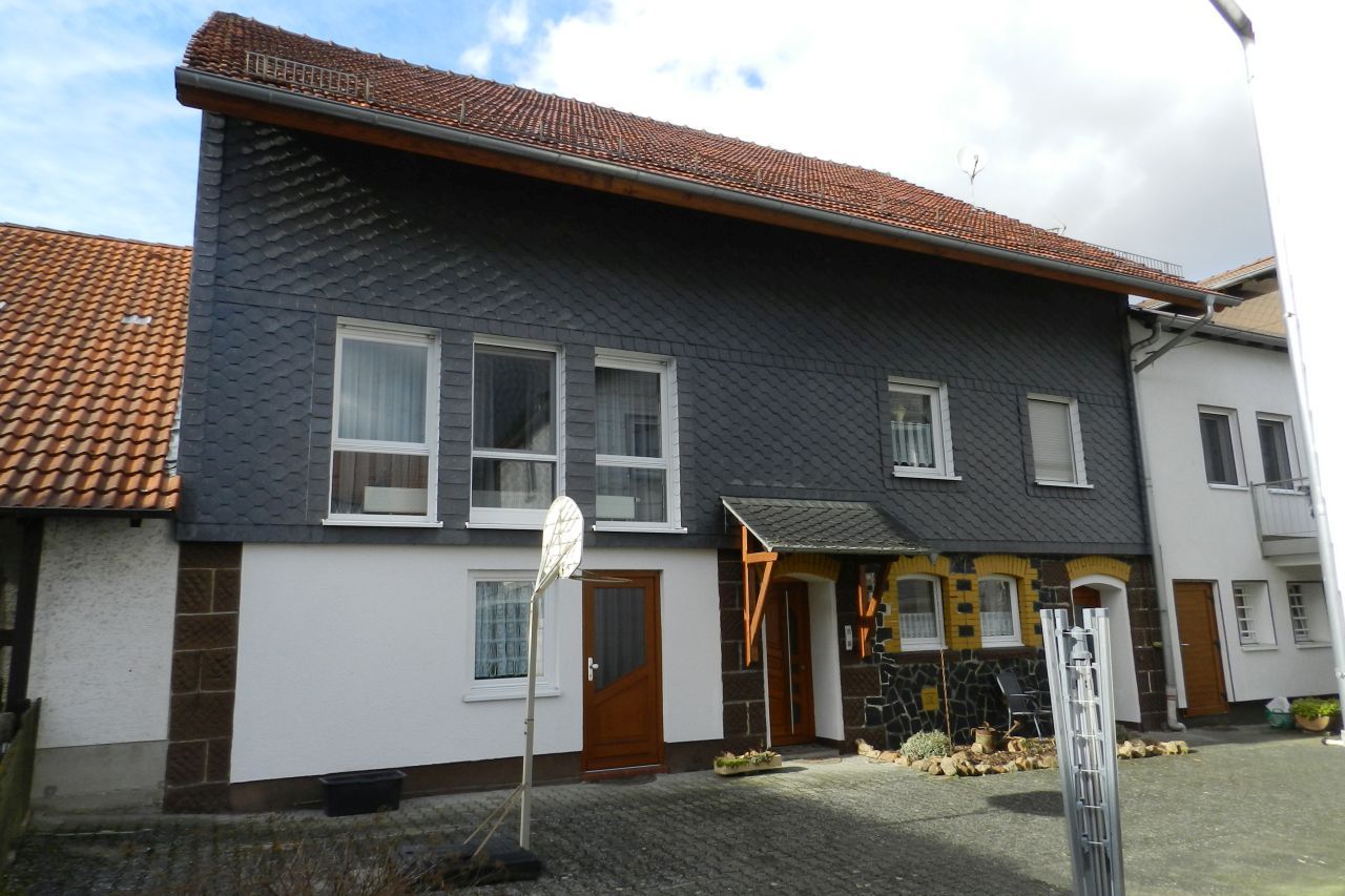 König Immobilien GmbH - Immobilienangebot - Knüllwald - Einfamilienhaus - Erst in 2003 neu erstellt: Ehemaliges Wirtschaftsgebäude mit Garage und tollen Kellerräumen!