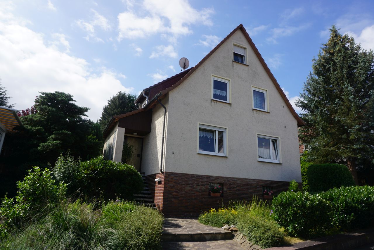 001KurzHauseingang König Immobilien GmbH - Immobilienangebot - Baunatal - Einfamilienhaus - Das Familienhaus für Handwerker! Keine Käuferprovision!
