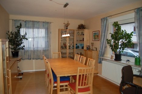 König Immobilien GmbH - Immobilienangebot - Zierenberg - Einfamilienhaus - Renoviertes Einfamilienhaus mit guter Verkehrsanbindung und schönem Garten!