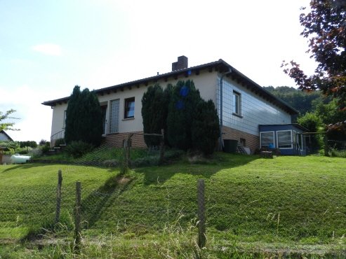 König Immobilien GmbH - Immobilienangebot - Jesberg - Einfamilienhaus - Bungalow am Ortsrand, optimal zur Kleintierhaltung geeignet! KEINE KÄUFERPROVISION