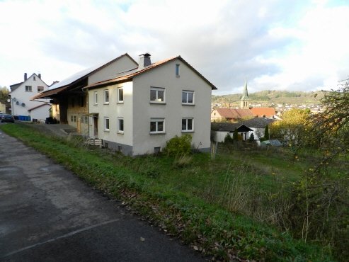 König Immobilien GmbH - Immobilienangebot - Homberg - Zweifamilienhaus - Wohnhaus, Scheune, Stall und Wiese am Ortsrand: Optimal zur Tierhaltung! KEINE KÄUFERPROVISION