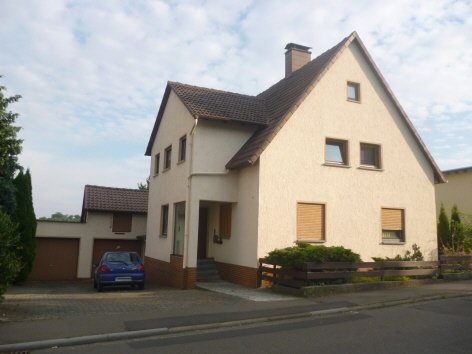 König Immobilien GmbH - Immobilienangebot - Homberg - Zweifamilienhaus - Geräumiges Zweifamilienhaus mit schönem Gartenhäuschen in ruhiger Lage! KEINE KÄUFERPROVISION