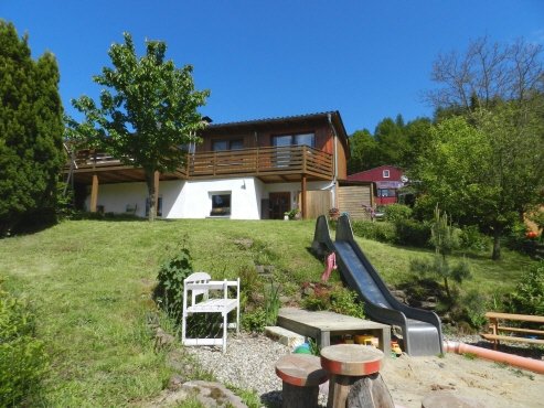 001KurzBlick_vom_Garten König Immobilien GmbH - Immobilienangebot - Knüllwald - Einfamilienhaus - So definiert man Luxus: Jeden Tag wohnen wie im Urlaub! Fördermittel über Gemeinde beantragen! KEINE KÄUFERPROVISION