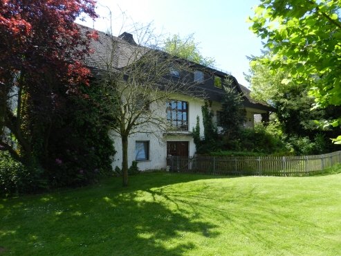 001KurzSeitenansicht König Immobilien GmbH - Immobilienangebot - Frielendorf - Einfamilienhaus mit Einliegerwohnung - Großzügiges Familiendomizil mit parkähnlichem Grundstück! KEINE KÄUFERPROVISION