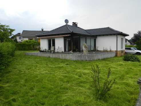 001KurzBlick_auf_das_Haus König Immobilien GmbH - Immobilienangebot - Neuental - Einfamilienhaus - Individuell gestalteter Bungalow im Grünen!