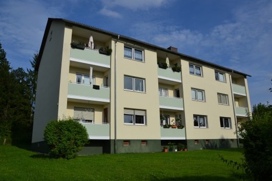 001KurzHausansicht König Immobilien GmbH - Immobilienangebot - Niestetal - Etagenwohnung - Erstklassige Familienwohnung mit Panoramablick - KEINE KÄUFERPROVISION-