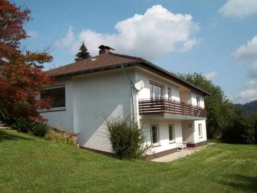 001KurzRueckseite_mit_Balkon König Immobilien GmbH - Immobilienangebot - Malsfeld - Bungalow - Bungalow mit Einliegerwohnung in ruhiger Wohnlage! Keine Käuferprovision!
