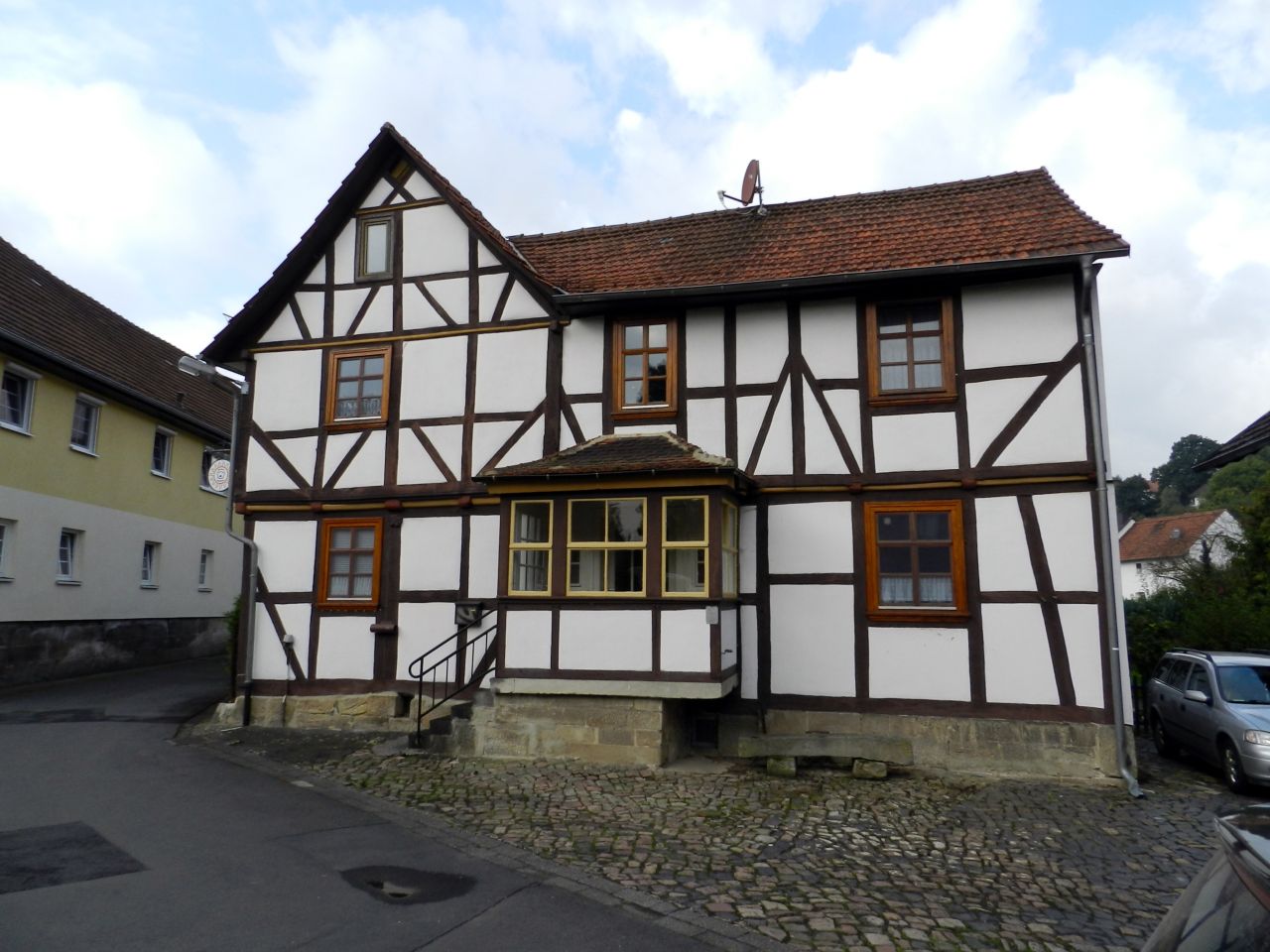König Immobilien GmbH - Immobilienangebot - Edermünde - Einfamilienhaus - Saniertes Fachwerkhaus mit Scheune zur vielseitigen Verwendung! KEINE KÄUFERPROVISION