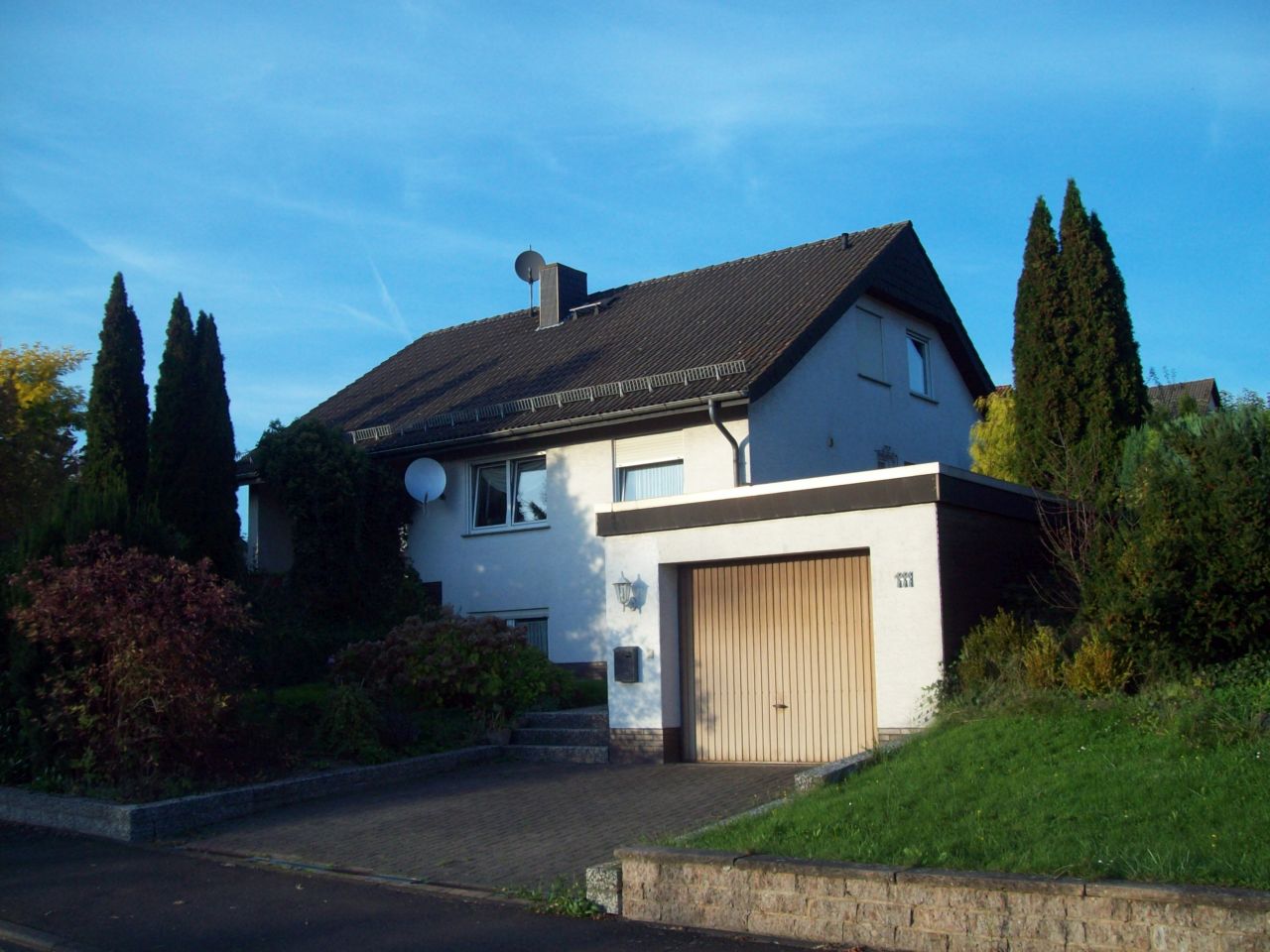 König Immobilien GmbH - Immobilienangebot - Bebra - Einfamilienhaus - Solides Haus mit Ausbaupotential in beliebter Wohnlage ! Keine Käuferprovision
