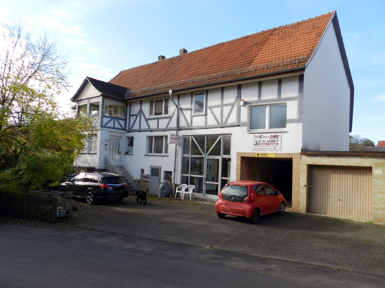 König Immobilien GmbH - Immobilienangebot - Knüllwald - Einfamilienhaus mit Einliegerwohnung - Neuer Preis! Optimal für "Wohnen und Arbeiten unter einem Dach" oder für Großfamilien! Förderung der Gemeinde möglich! KEINE KÄUFERPROVISION