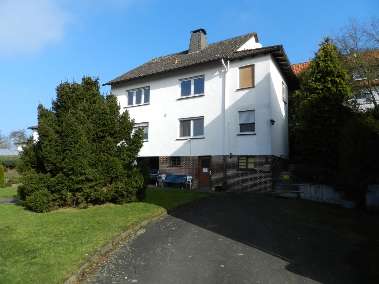 König Immobilien GmbH - Immobilienangebot - Homberg - Zweifamilienhaus - Neuer Preis! Hier kommen Ihre Pferde direkt vom Stall auf die Weide!
