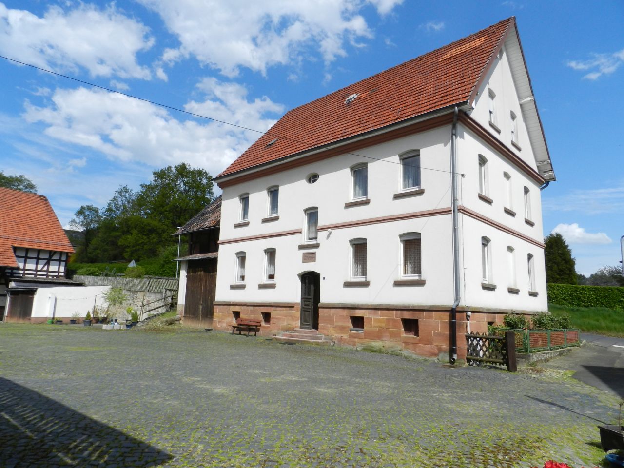 König Immobilien GmbH - Immobilienangebot - Schwalmstadt - Häuser - Gepflegter Bauernhof mit großem Grundstück! Ideal für Pferdehaltung! KEINE KÄUFERPROVISION