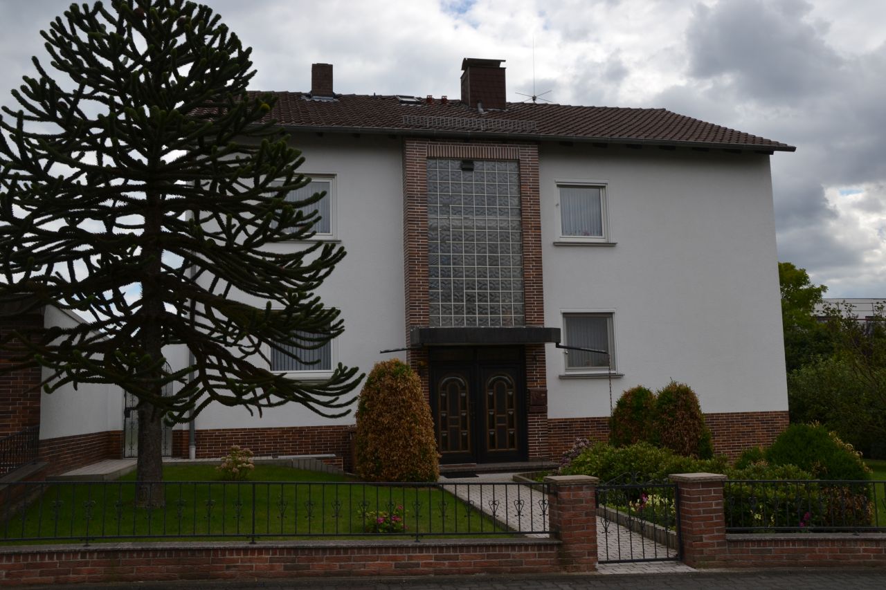 König Immobilien GmbH - Immobilienangebot - Baunatal - Zweifamilienhaus - Gepflegtes Zweifamilienhaus mit ausgebautem Dachgeschoss und großem Grundstück in Baunatal!