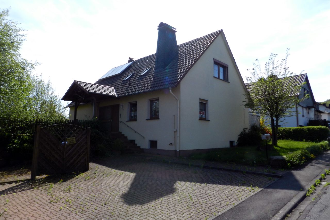 001KurzDie_Eingangsseite König Immobilien GmbH - Immobilienangebot - Bad Zwesten - Einfamilienhaus mit Einliegerwohnung - Platz für große Familien oder zwei Generationen! KEINE KÄUFERPROVISION