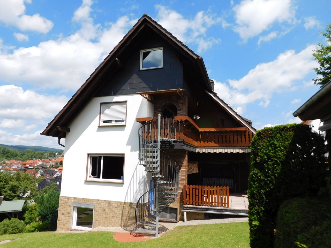 001KurzGiebelseite König Immobilien GmbH - Immobilienangebot - Spangenberg - Zweifamilienhaus - Attraktives Generationshaus mit Blick zum Schloss Spangenberg! Keine Käuferprovision!