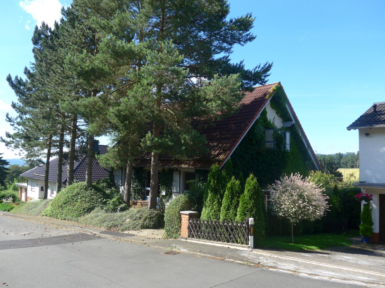König Immobilien GmbH - Immobilienangebot - Bad Zwesten - Einfamilienhaus mit Einliegerwohnung - Willkommen Großfamilie! Einfamilienhaus mit ELW im Grünen - KEINE KÄUFERPROVISION -