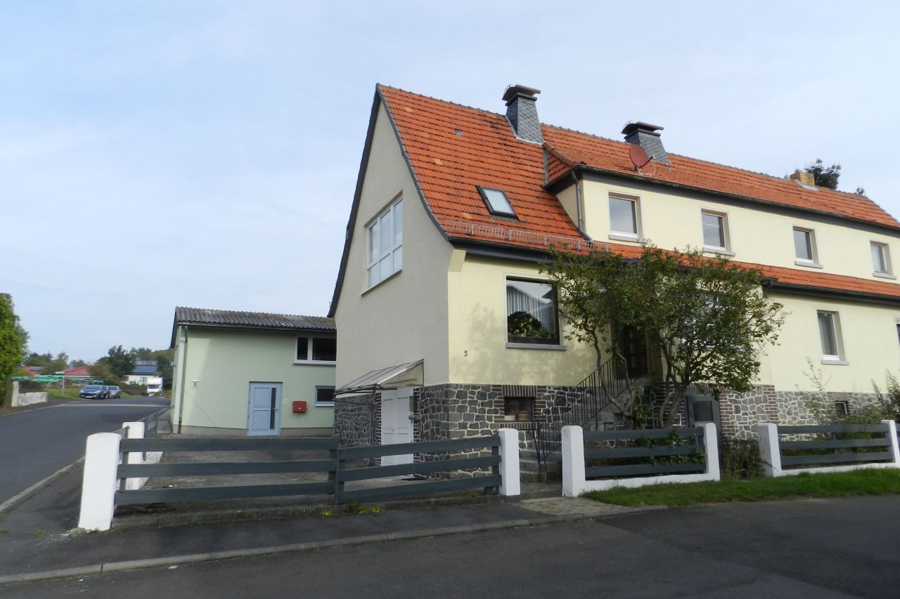 König Immobilien GmbH - Immobilienangebot - Homberg - Doppelhaushälfte - Viel Platz im Haus, wenig Arbeit um das Haus! KEINE KÄUFERPROVISION