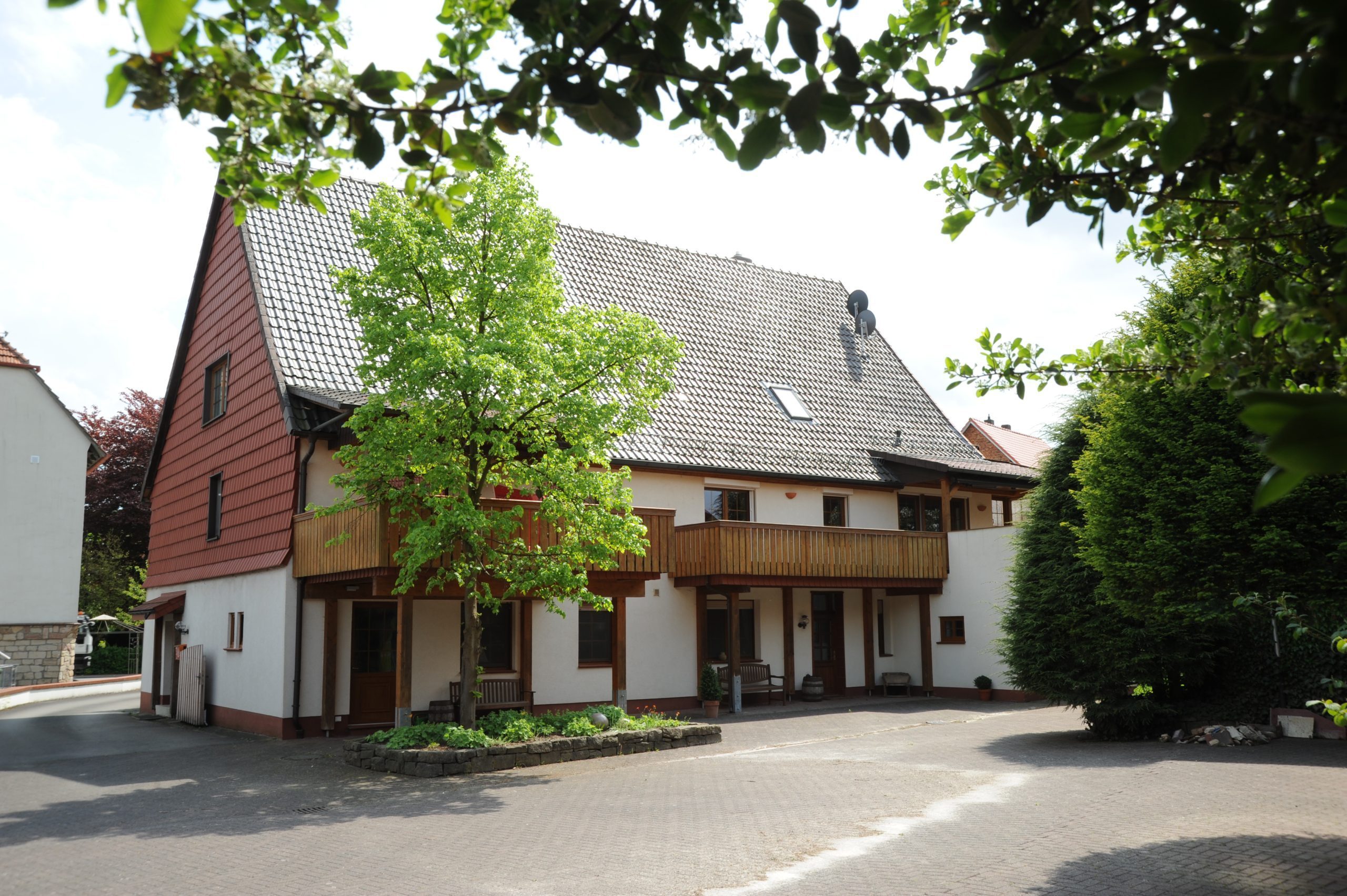 König Immobilien GmbH - Immobilienangebot - Diemelstadt - Bauernhaus - Stilvolles Anwesen, ideal für Wohnen mit Pferden geeignet! KEINE KÄUFERPROVISION