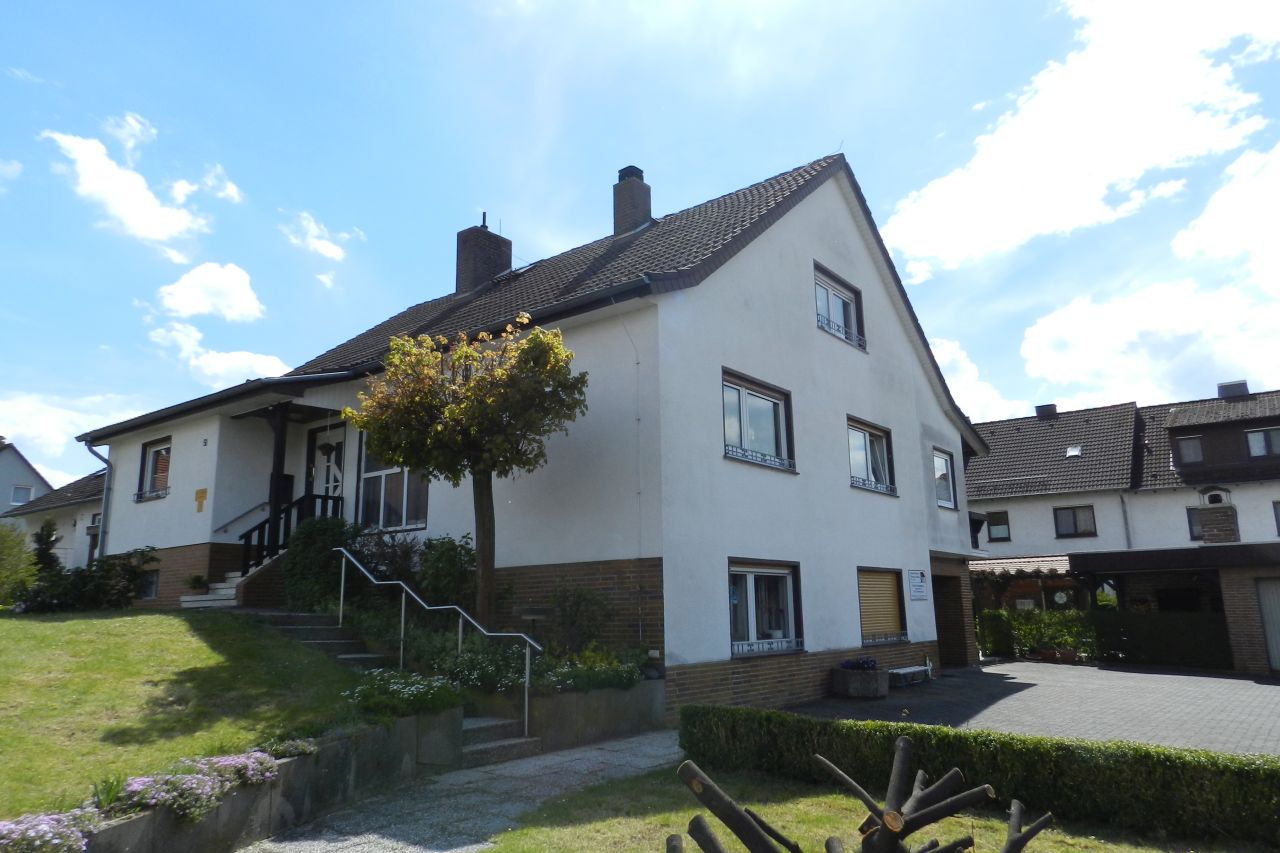 König Immobilien GmbH - Immobilienangebot - Homberg - Häuser - Großzügiges Einfamilienhaus: Ideal für Freiberufler oder zwei Generationen! KEINE KÄUFERPROVISION
