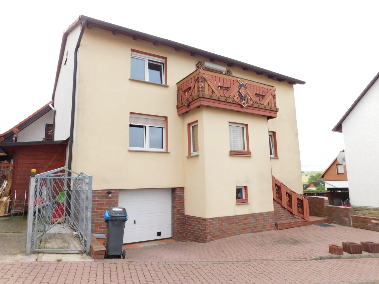 König Immobilien GmbH - Immobilienangebot - Wolfhagen - Einfamilienhaus mit Einliegerwohnung - Gut erhaltenes Einfamilienhaus mit Potential! Rendite durch Photovoltaik! Keine Käuferprovsion