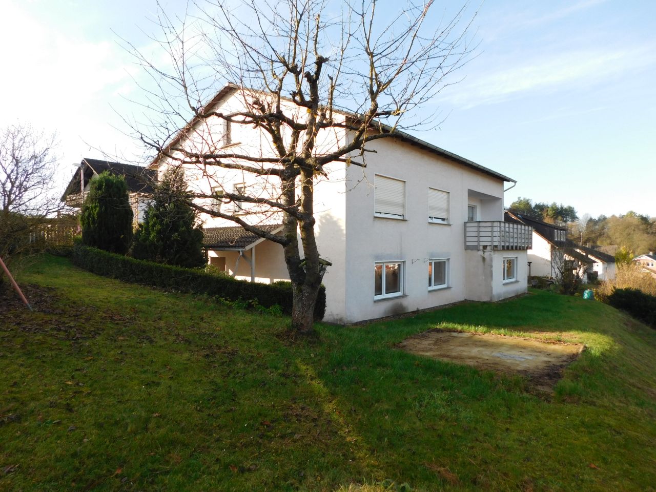 König Immobilien GmbH - Immobilienangebot - Spangenberg - Zweifamilienhaus - Gut geschnittenes EFH mit ELW am Ortsrand von Spangenberg. Toller Ausblick inklusive!