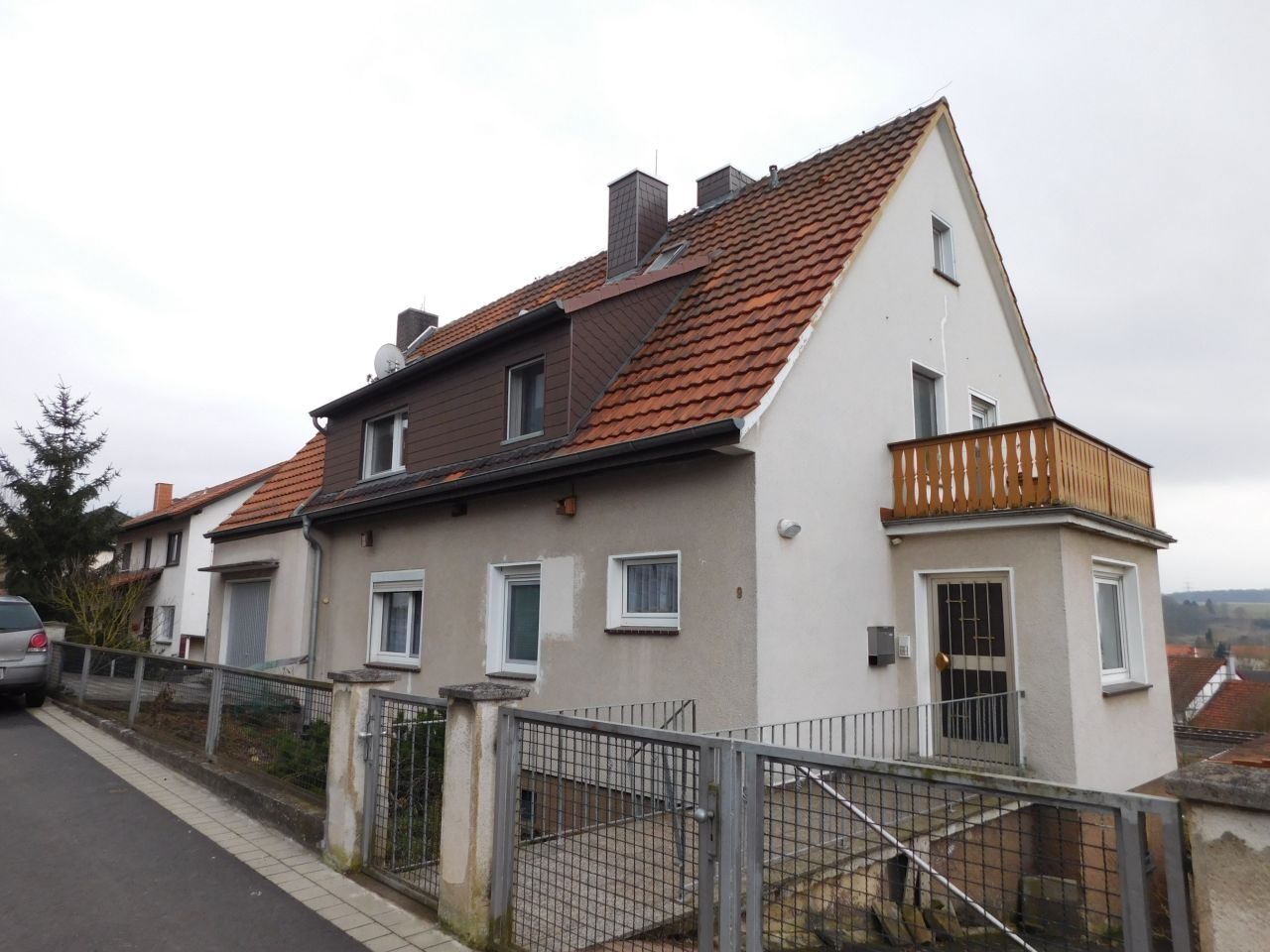 König Immobilien GmbH - Immobilienangebot - Felsberg - Zweifamilienhaus - Solides Ein- bis Zweifamilienhaus mit zwei Garagen! Keine Käuferprovision!