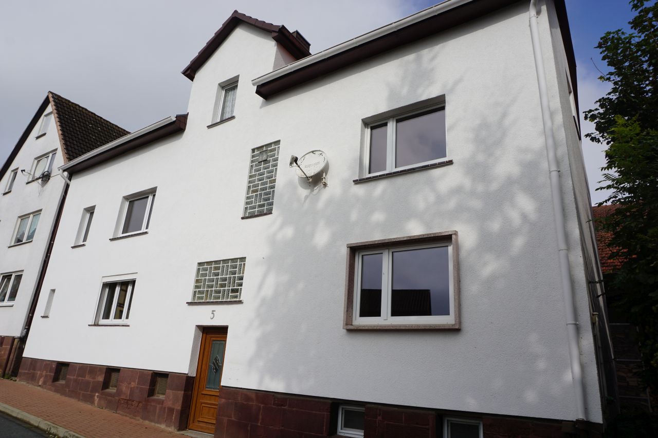 König Immobilien GmbH - Immobilienangebot - Niedenstein - Reiheneckhaus - Preiswertes Familienhaus mit Nebengebäude! Keine Käuferprovision!
