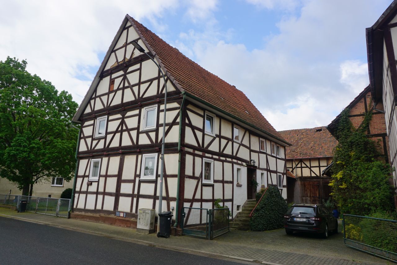 König Immobilien GmbH - Immobilienangebot - Niedenstein - Einfamilienhaus - Hofanwesen am Bachlauf sucht neue Liebhaber! Keine Käuferprovision!