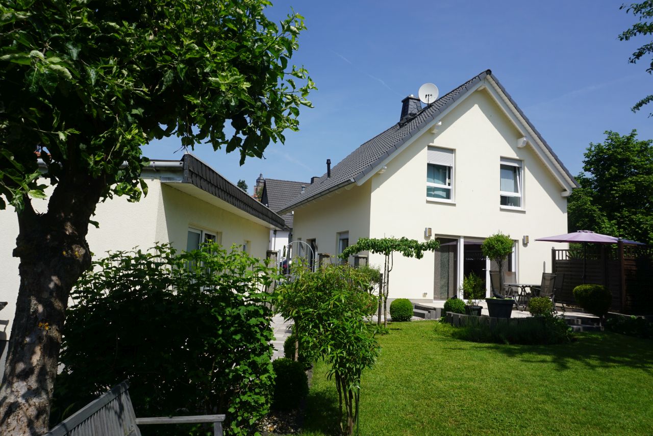 König Immobilien GmbH - Immobilienangebot - Homberg - Einfamilienhaus - Einziehen und Wohlfühlen mit Traum-Garten! Keine Käuferprovision!