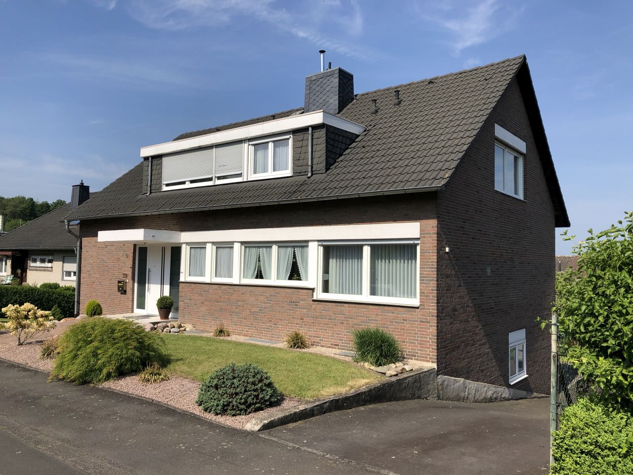 König Immobilien GmbH - Immobilienangebot - Homberg - Einfamilienhaus - In Top Lage! Solides, verklinkertes Einfamilienhaus mit großem Garten. Keine Käuferprovision!