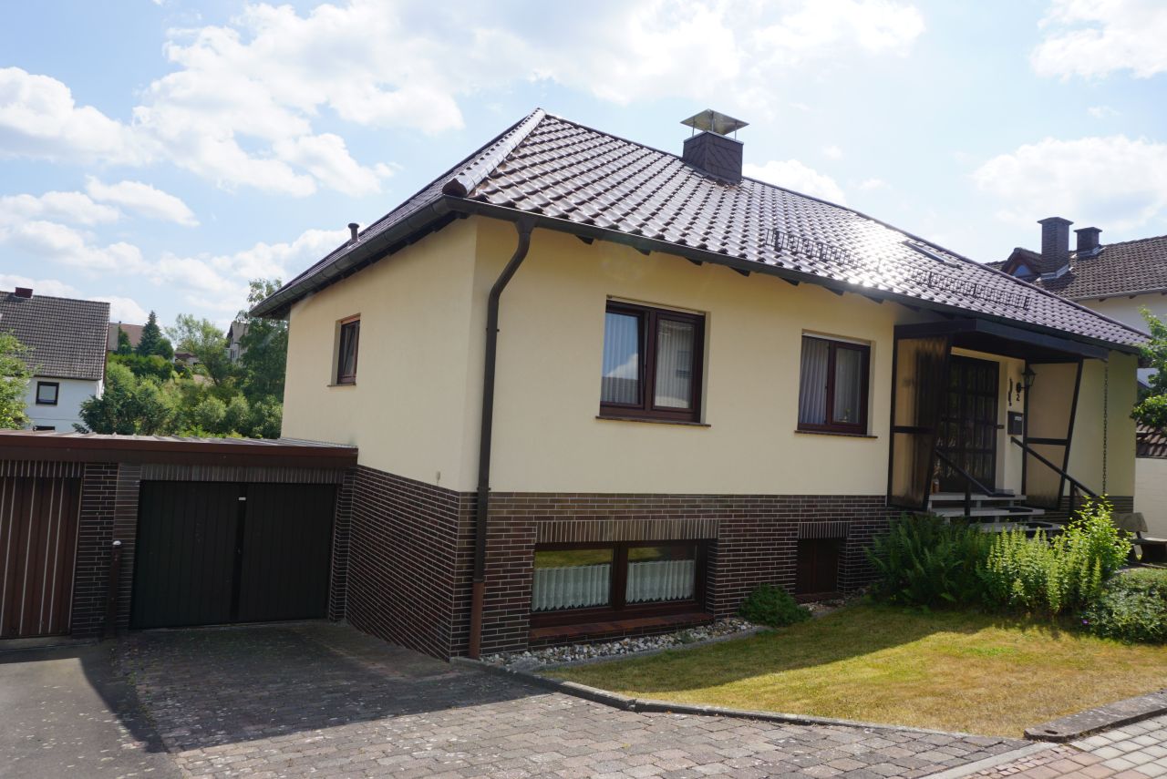 König Immobilien GmbH - Immobilienangebot - Knüllwald - Einfamilienhaus mit Einliegerwohnung - Ruhig gelegenes Einfamilienhaus mit schönem Garten, Einliegerwohnung möglich!