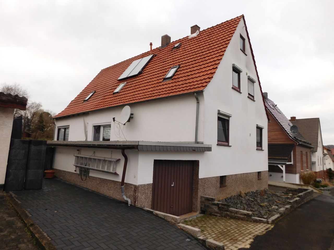 König Immobilien GmbH - Immobilienangebot - Malsfeld - Zweifamilienhaus - Tolles Ein- bis Zweifamilienhaus in Malsfeld. Keine Käuferprovision!
