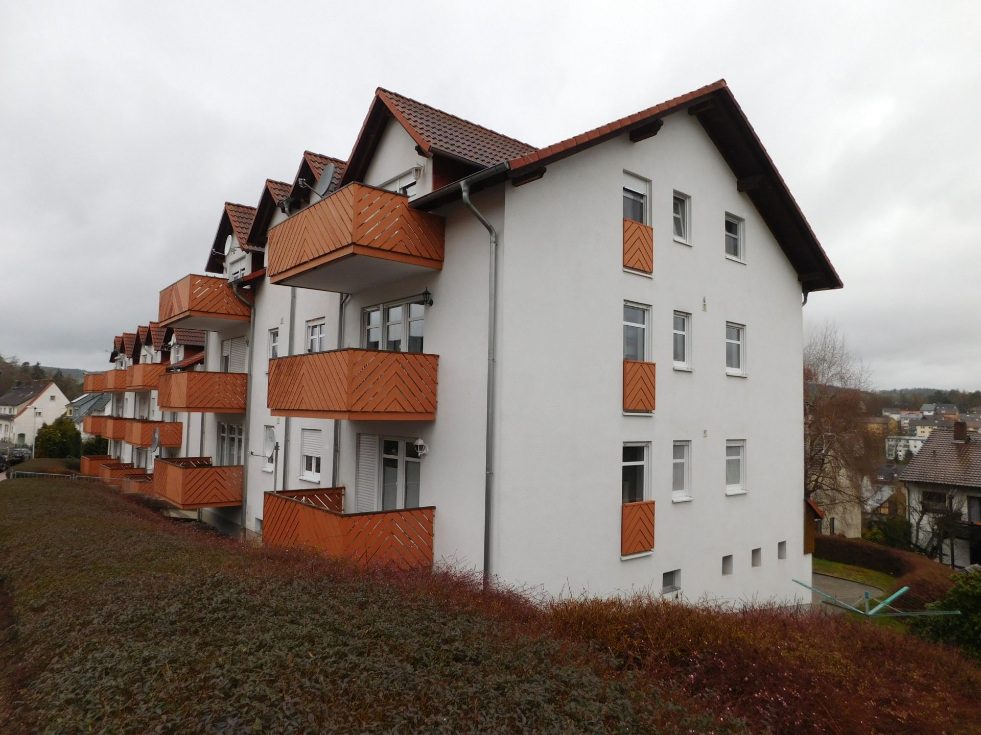 König Immobilien GmbH - Immobilienangebot - Melsungen - Etagenwohnung - Gepflegte 3-Zimmerwohnung mit Carport und Balkon! Keine Käuferprovision!