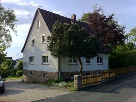 König Immobilien GmbH - Immobilienangebot - Knüllwald - Häuser - Bei diesem Zweifamilienhaus stimmen Preis/Leistung! Keine Käuferprovision!