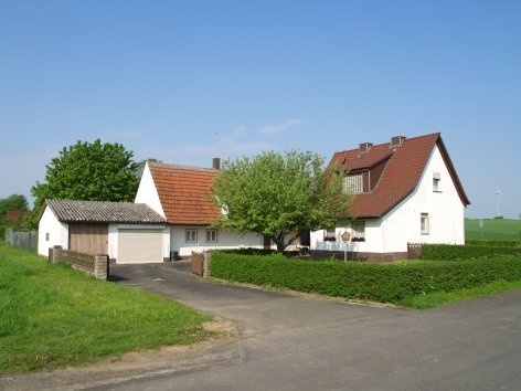König Immobilien GmbH - Immobilienangebot - Homberg - Einfamilienhaus - Tierfreunde aufgepasst: Dieses Grundstück bietet Ihnen reichlich Möglichkeiten! KEINE KÄUFERPROVISION!