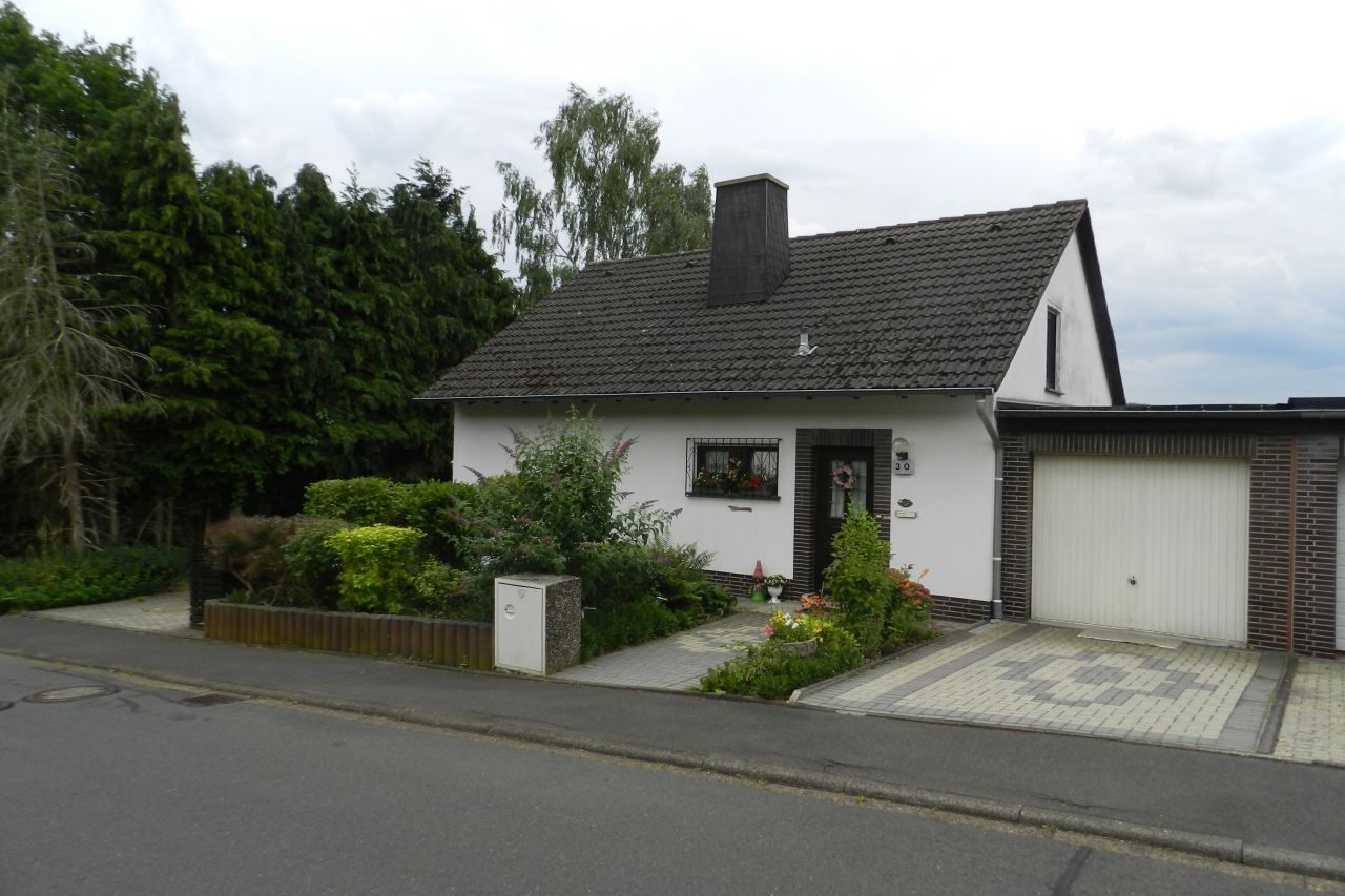 König Immobilien GmbH - Immobilienangebot - Homberg - Einfamilienhaus - Ihr neues Zuhause in Top-Lage (Osterbach): Solides Einfamilienhaus mit schönem Garten!