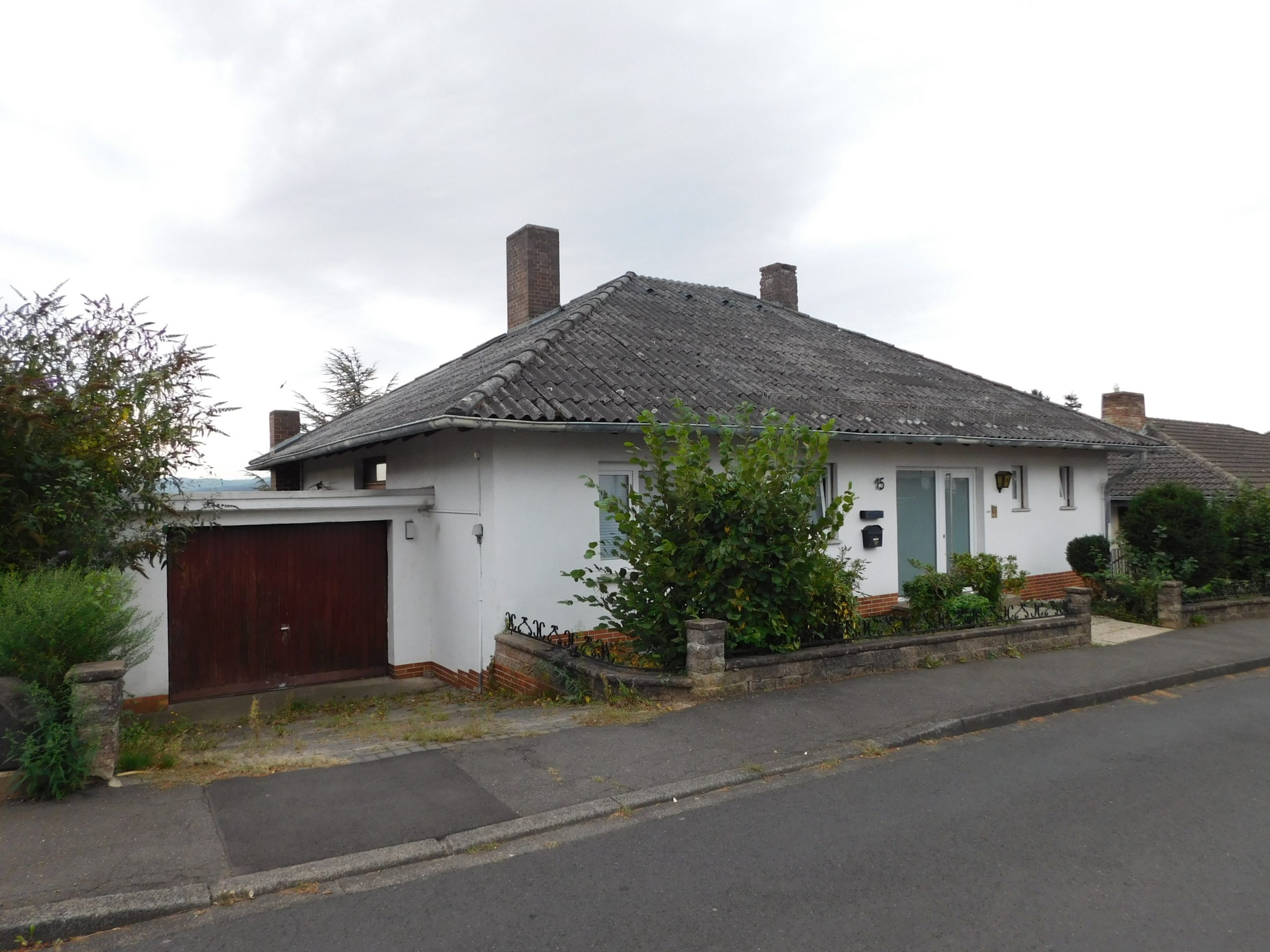 001KurzGesamtansicht König Immobilien GmbH - Immobilienangebot - Morschen - Einfamilienhaus - Herrliche Aussicht inklusive! Großzügiger Bungalow in begehrter Lage! Keine Käuferprovision!