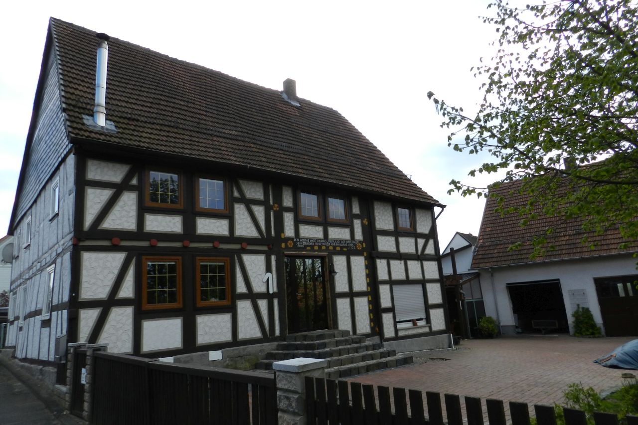 König Immobilien GmbH - Immobilienangebot - Immenhausen - Einfamilienhaus - Viel Platz für die Familie: Saniertes Fachwerkhaus mit Nebengebäude!