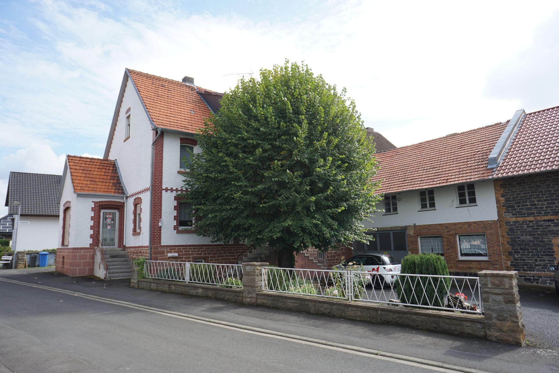 König Immobilien GmbH - Immobilienangebot - Homberg - Einfamilienhaus mit Einliegerwohnung - Großzügiges Einfamilienhaus mit Einliegerwohnung in Homberg-Wernswig! Reserviert!!!