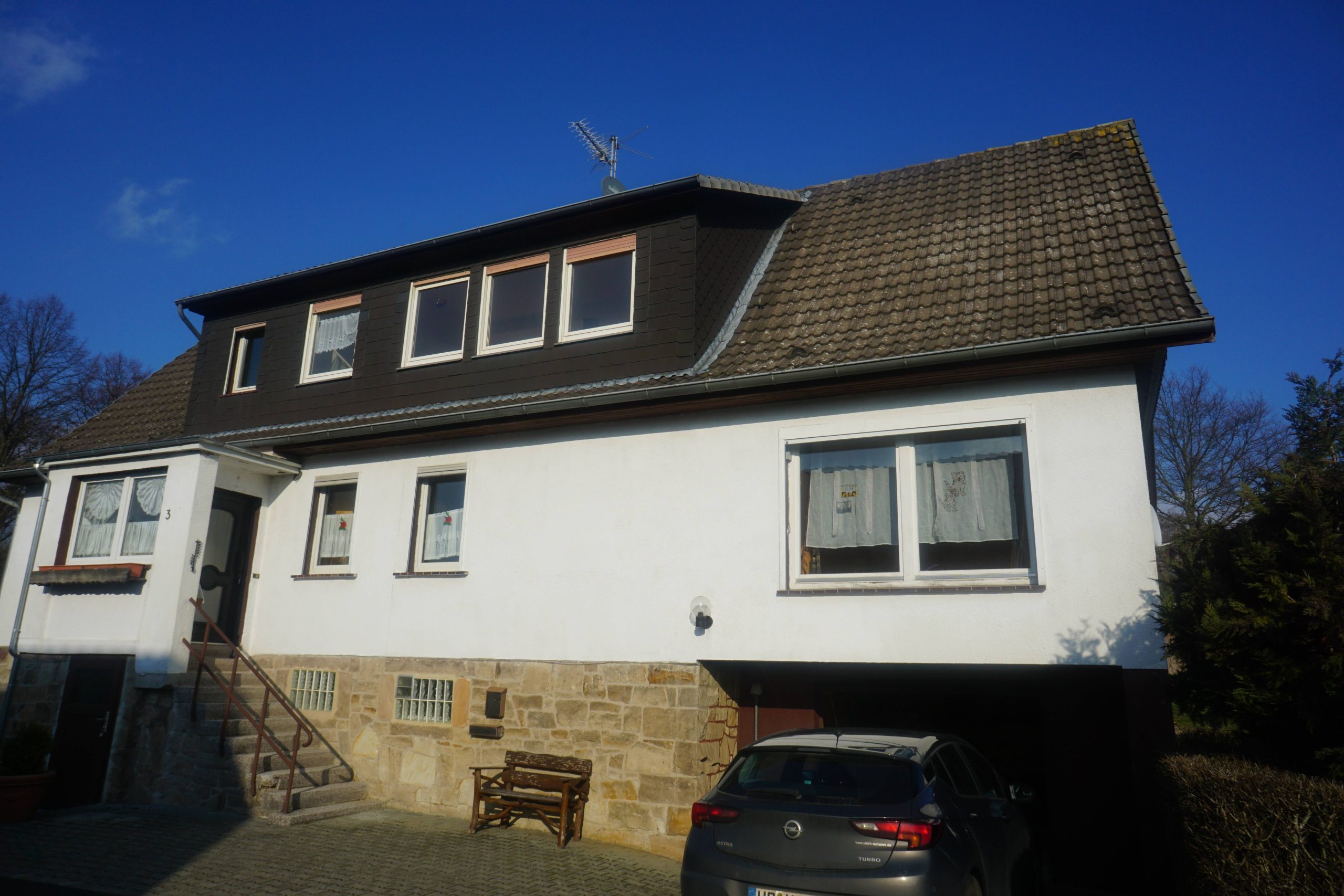 König Immobilien GmbH - Immobilienangebot - 34593 Knüllwald - Niederbeisheim - Zweifamilienhaus - Familien aufgepasst! Viel Platz für Kind und Kegel in ruhiger Wohnlage! Reserviert!!!!