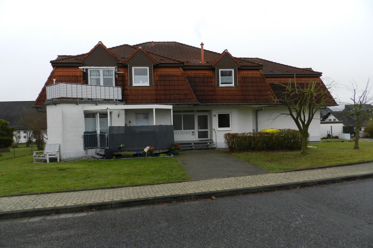 König Immobilien GmbH - Immobilienangebot - 34308 Bad Emstal - Sand - Dachgeschosswohnung - Gepflegte Zwei-Zimmer-Wohnung mit Balkon und Tiefgaragenstellplatz!