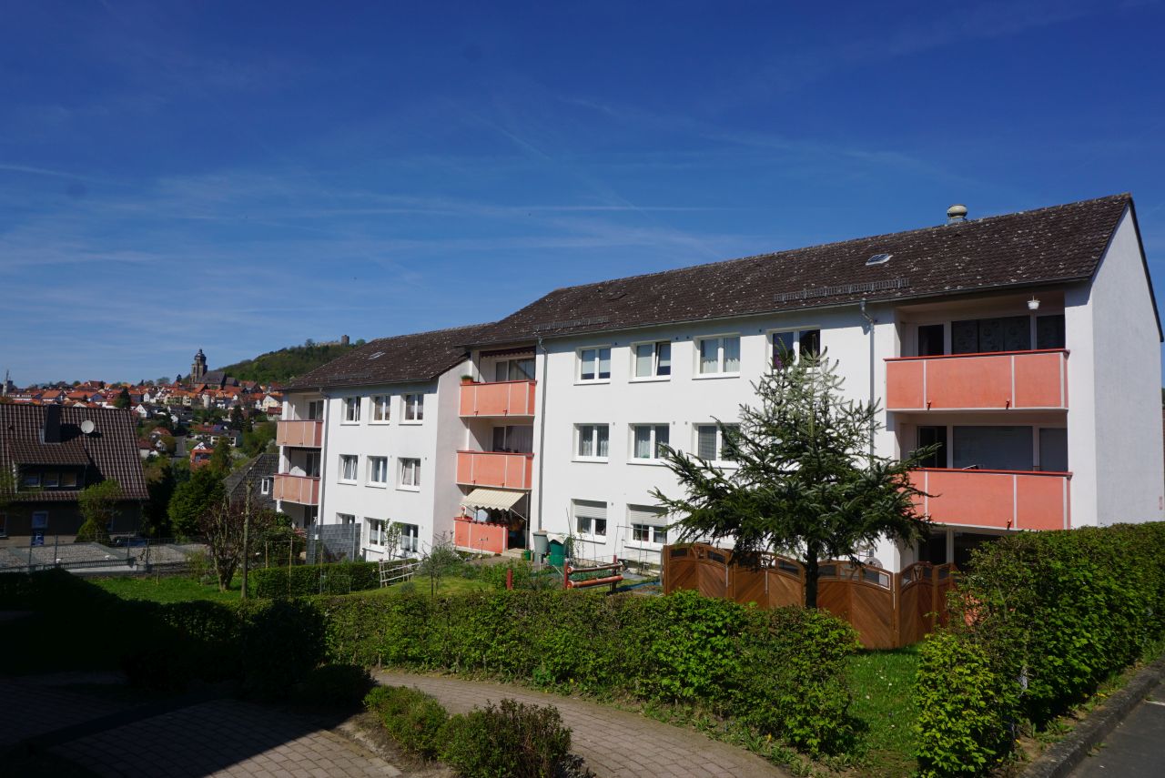 König Immobilien GmbH - Immobilienangebot - 34576 Homberg - Homberg (Efze) - Etagenwohnung - Solide Anlage mit Außendämmung und Balkon! Keine Käuferprovision!