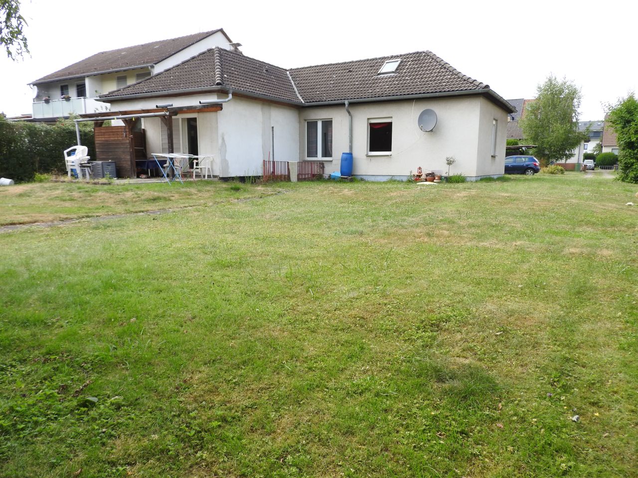 001KurzDie Rückseite König Immobilien GmbH - Immobilienangebot - 34127 Kassel - Nord-Holland - Bungalow - Ärmel hochkrempeln: Sanierungsbedürftiger Bungalow auf ebenem Grundstück! KEINE KÄUFERPROVISION