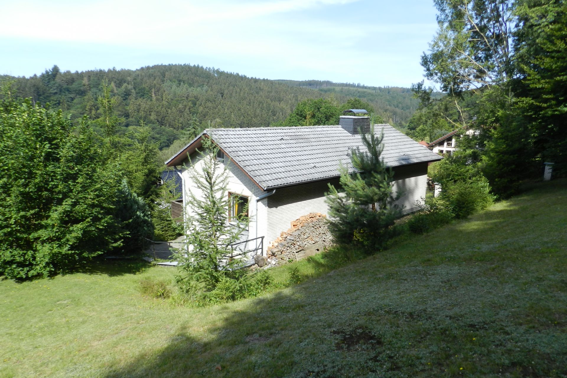 001KurzHausansicht vom Grundstück König Immobilien GmbH - Immobilienangebot - 34593 Knüllwald - Wallenstein - Einfamilienhaus - Ehemaliges Feriendomizil mit viel Potential und unverbaubarem Fernblick! Keine Käuferprovision