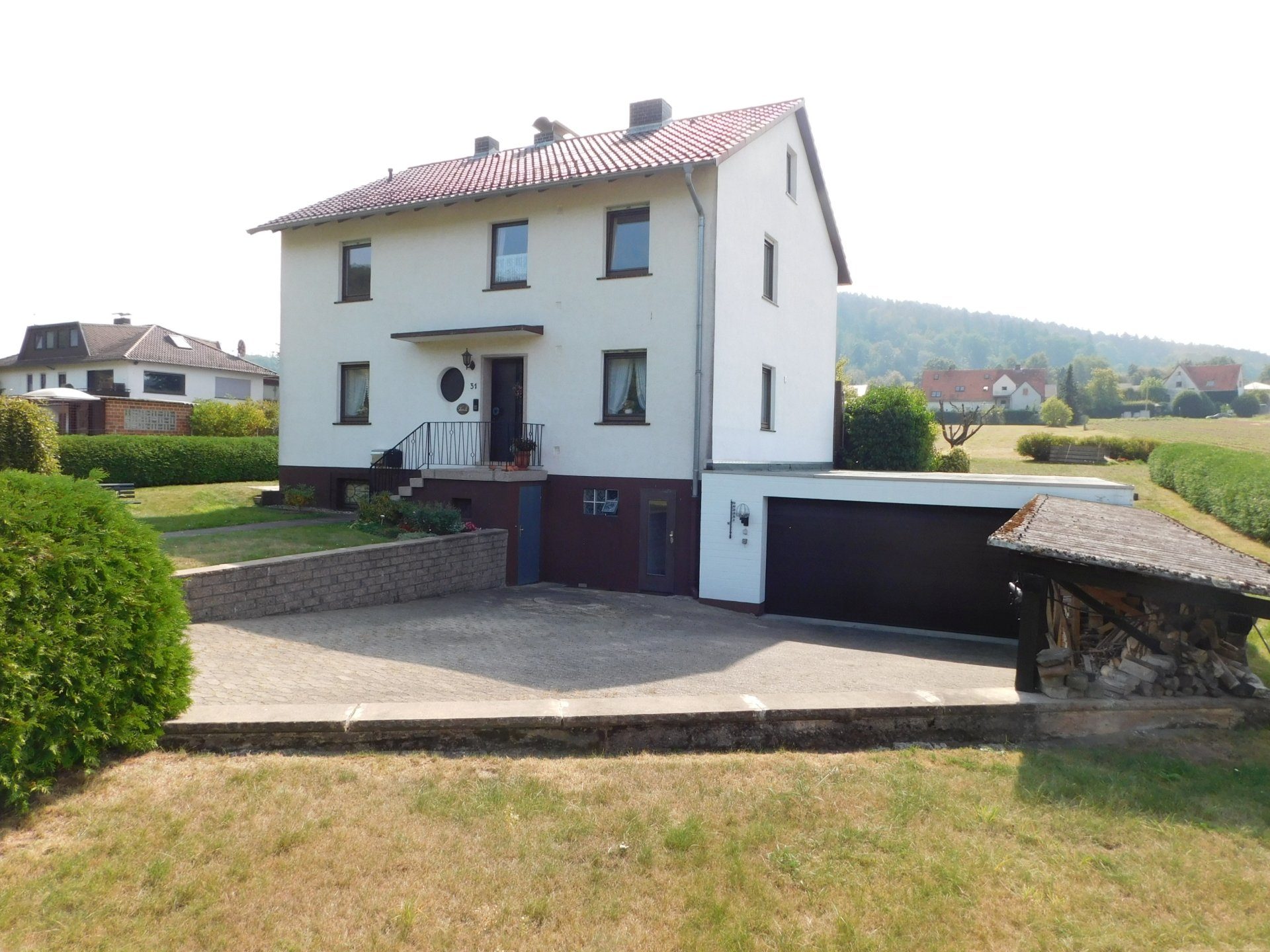 König Immobilien GmbH - Immobilienangebot - 34212 Melsungen - Adelshausen - Zweifamilienhaus - Zweifamilienhaus mit großem Grundstück. Keine Käuferprovision!