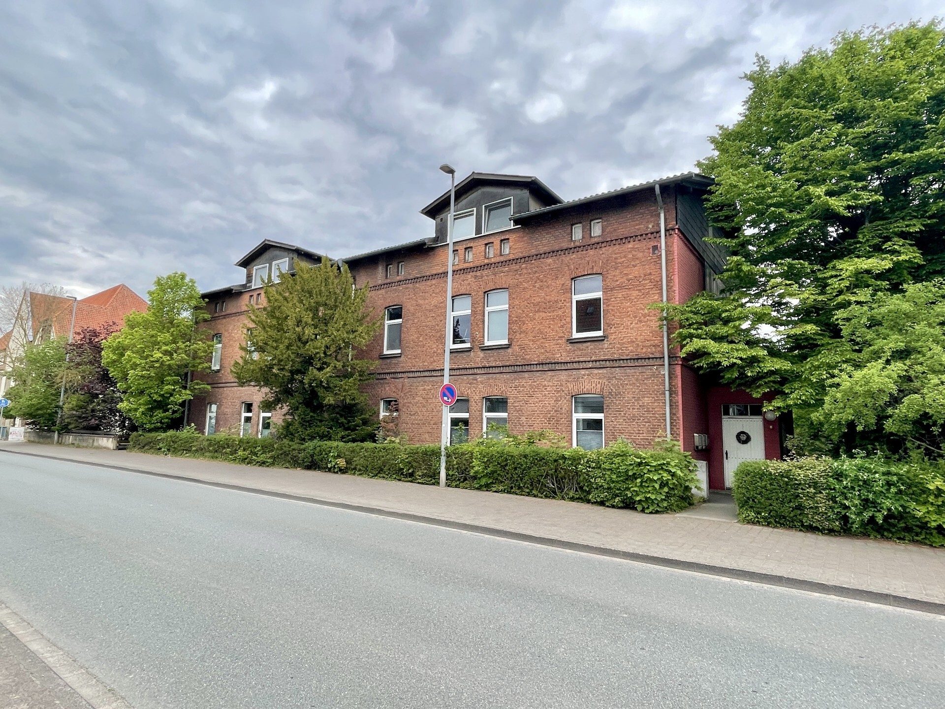 Vorderseite Immobilienangebot - Warburg - Wohnen - Interessantes Investment: Mehrfamilienhaus mit großem Grundstück! KEINE KÄUFERPROVISION
