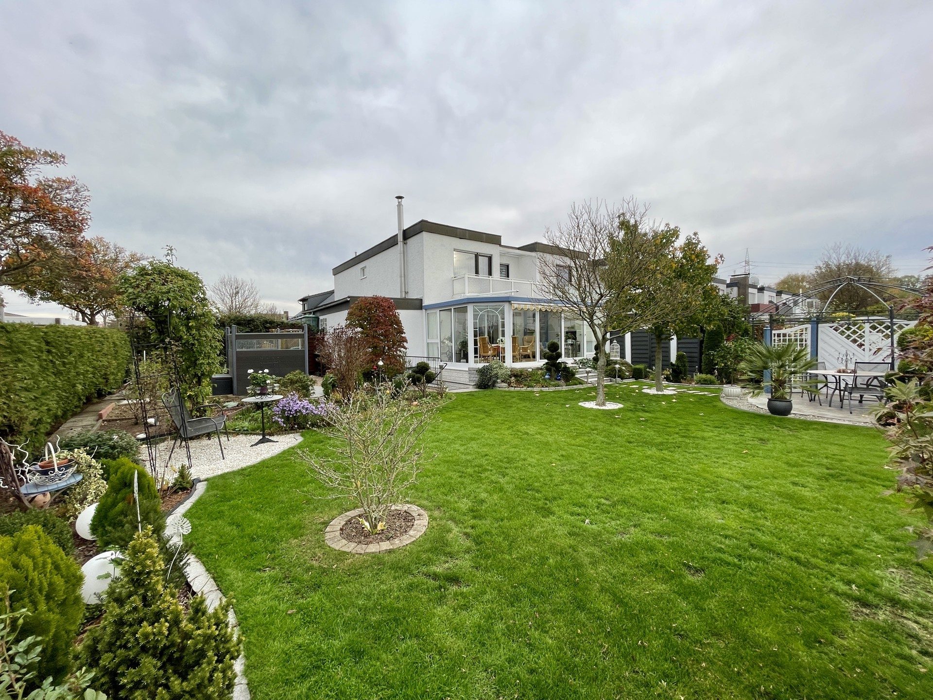 Blick vom Garten Immobilienangebot - Fuldabrück - Alle - Ohne Aufwand einziehen: Top gepflegtes Reiheneckhaus für Ihre Familie! KEINE KÄUFERPROVISION